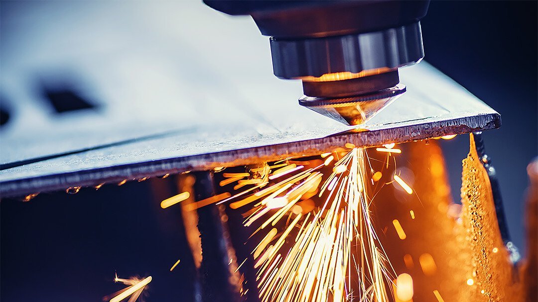 Lazerle kesilmiş çeşitli endüstriyel metal parçalar
